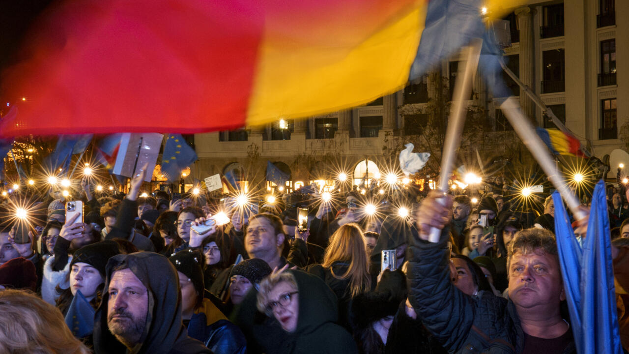 Thousands Protest for EU Values Ahead of Romania’s Presidential Election Runoff