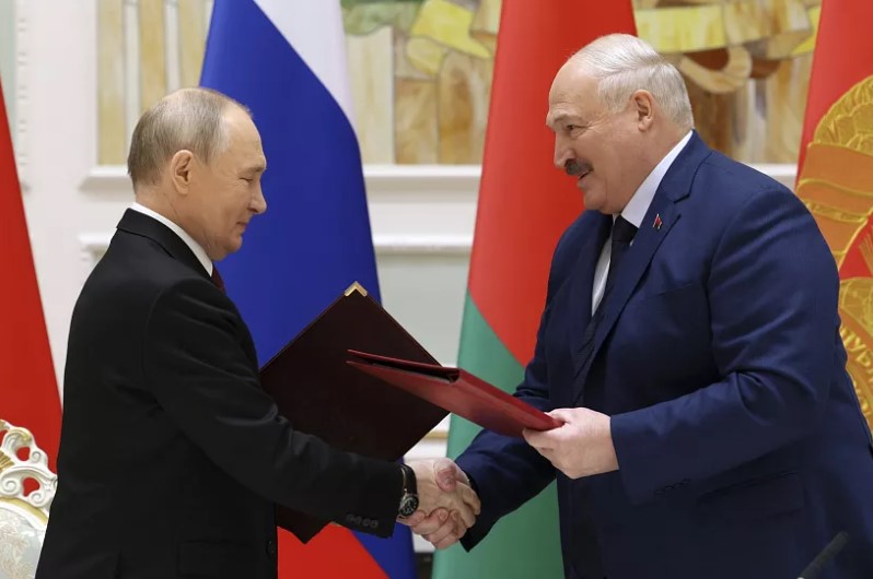 Putin Signs Security Pact with Belarus, Including Nuclear Weapons Deployment