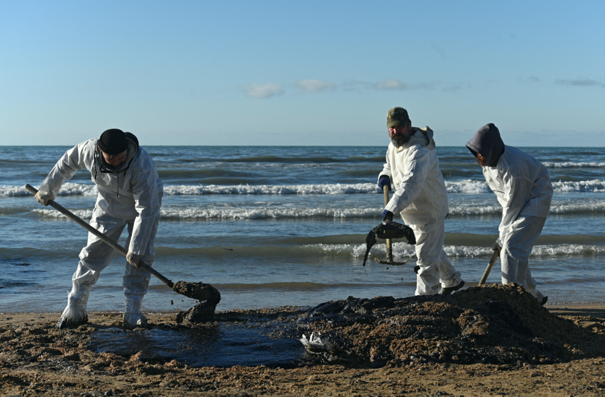 Oil Spill in Sevastopol Declared Regional Emergency in Crimea