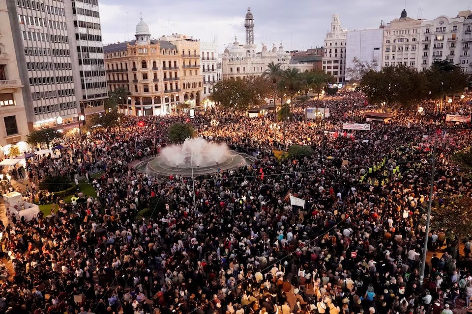 Protests Erupt in Valencia as Citizens Demand Regional Government Resignation Over Deadly Flood Response