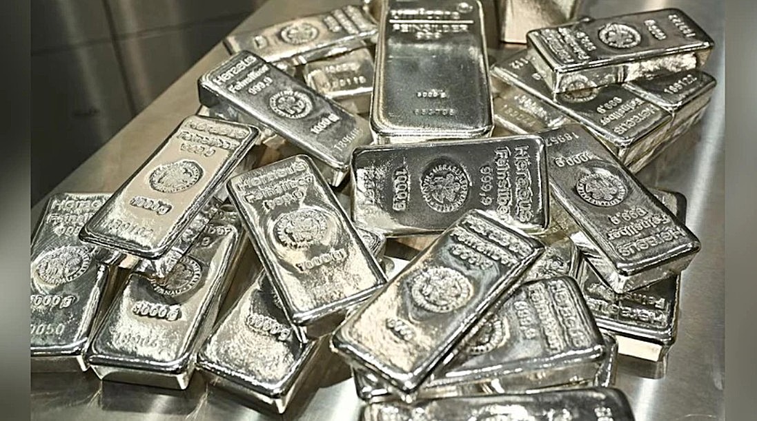 Silver Outperforms Gold Amid Surging Industrial Demand
