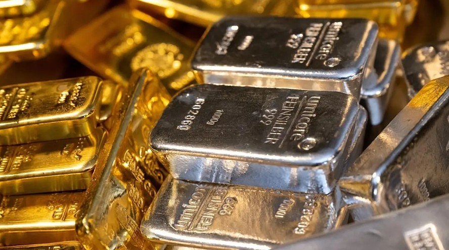 Gold price soars past $4,700 as safe-haven demand surges