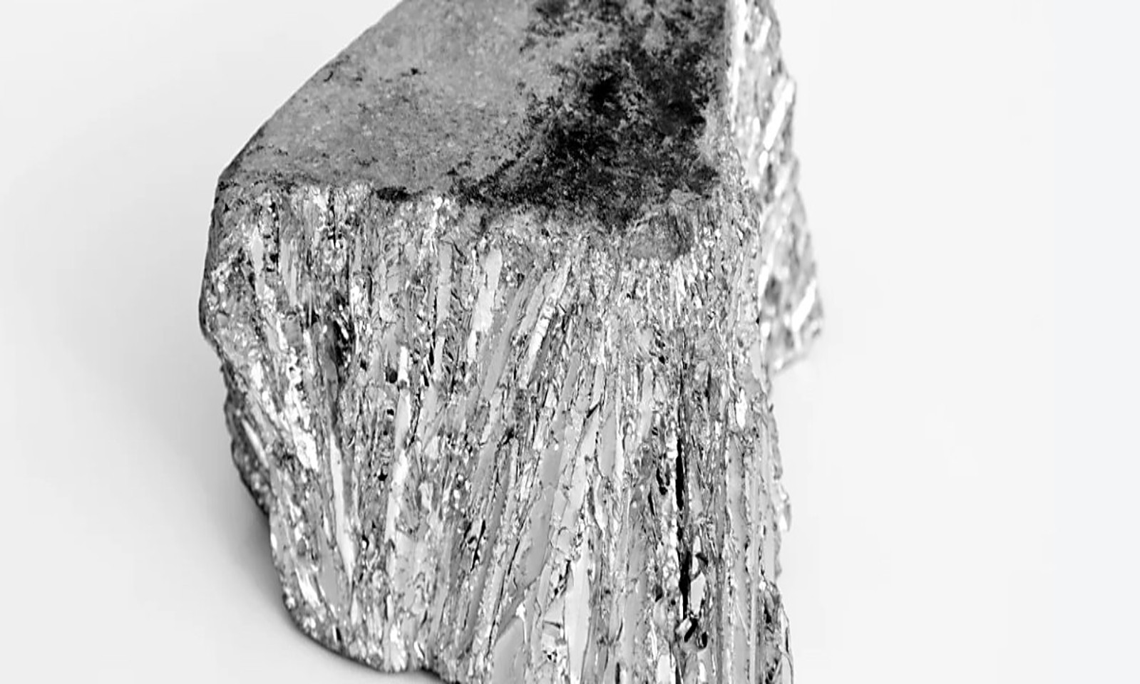 Zinc Prices Surge to Four-Year High Amid Sharp LME Inventory Drawdowns