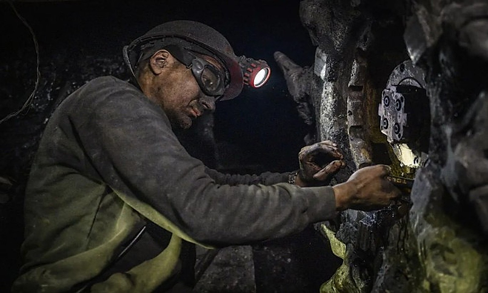 Ukrainian Iron and Steel Sector Faces Critical Collapse Risk Amid Attacks and Quotas